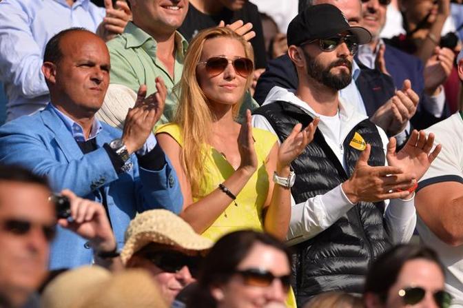 Il box di Djokovic  tutto in piedi: al centro la fidanzata Jelena Ristic. Afp